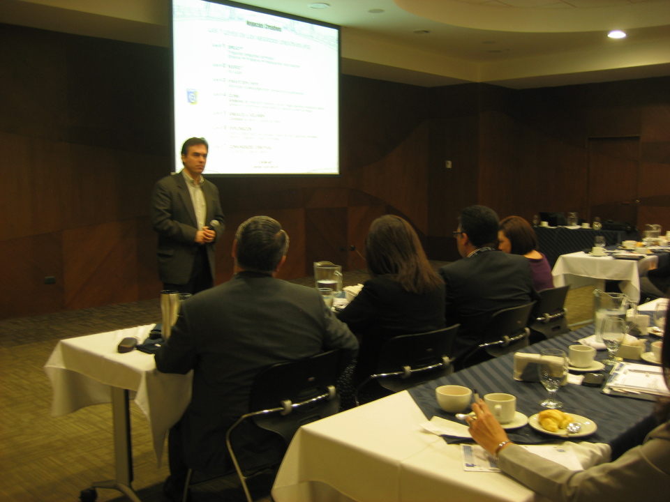 Frank Gamez facilitando el programa InCOmpany